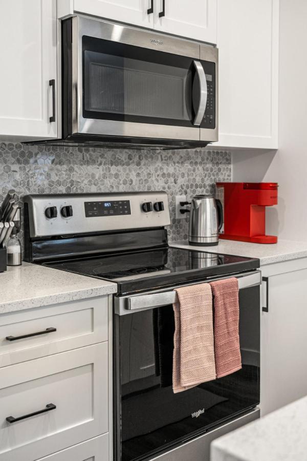 Holiday home Guest Favorite With Garage, Free Banff Pass, Netflix, King Bed, Balcony, Perfect For Couples, Sleeps 4