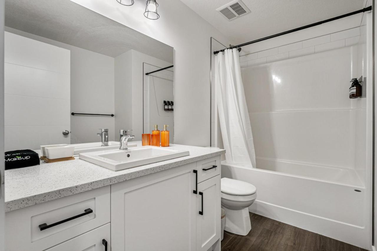 Guest Favorite With Garage, Free Banff Pass, Netflix, King Bed, Balcony, Perfect For Couples, Sleeps 4 Holiday home Calgary
