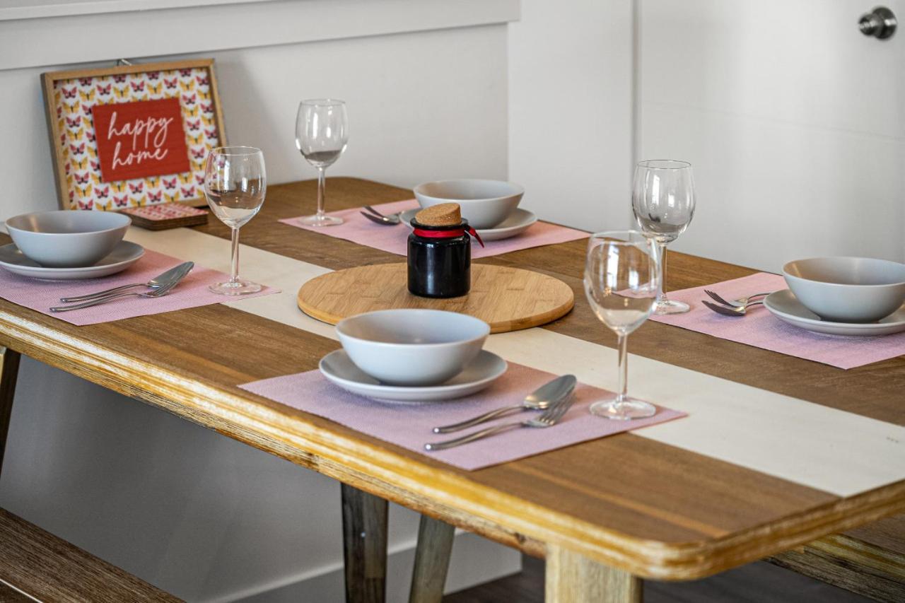 Holiday home Guest Favorite With Garage, Free Banff Pass, Netflix, King Bed, Balcony, Perfect For Couples, Sleeps 4 *