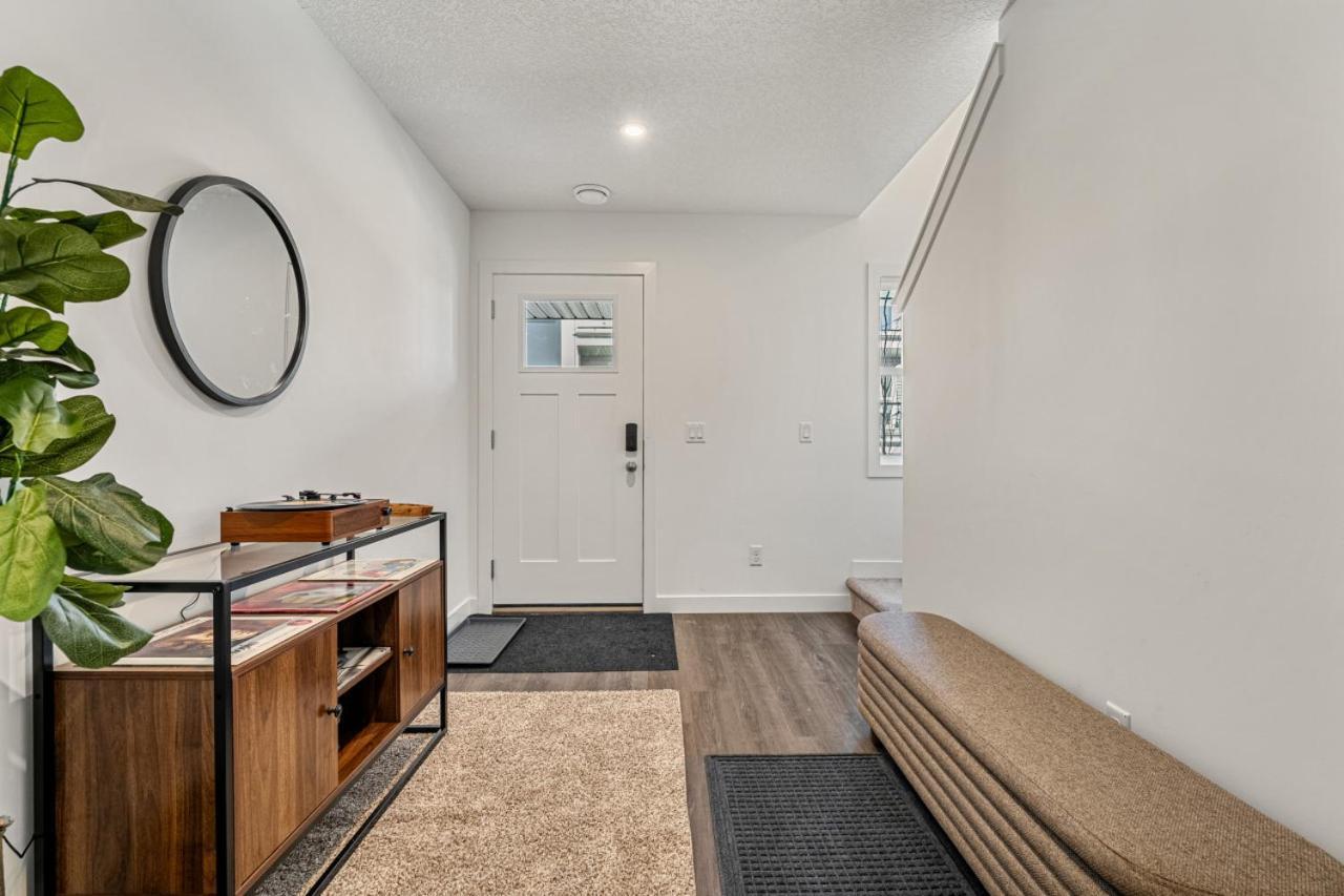 Holiday home Guest Favorite With Garage, Free Banff Pass, Netflix, King Bed, Balcony, Perfect For Couples, Sleeps 4 Calgary