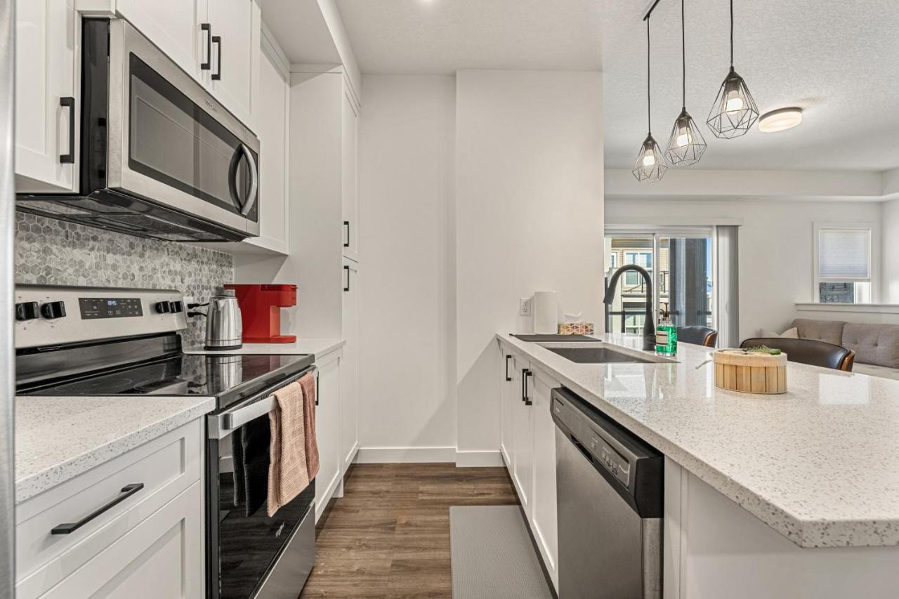 Guest Favorite With Garage, Free Banff Pass, Netflix, King Bed, Balcony, Perfect For Couples, Sleeps 4 * Calgary