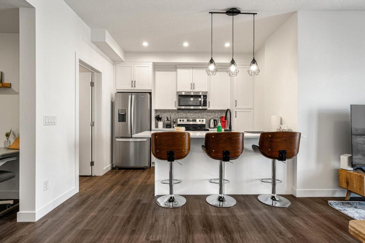 Guest Favorite With Garage, Free Banff Pass, Netflix, King Bed, Balcony, Perfect For Couples, Sleeps 4 Holiday home Calgary